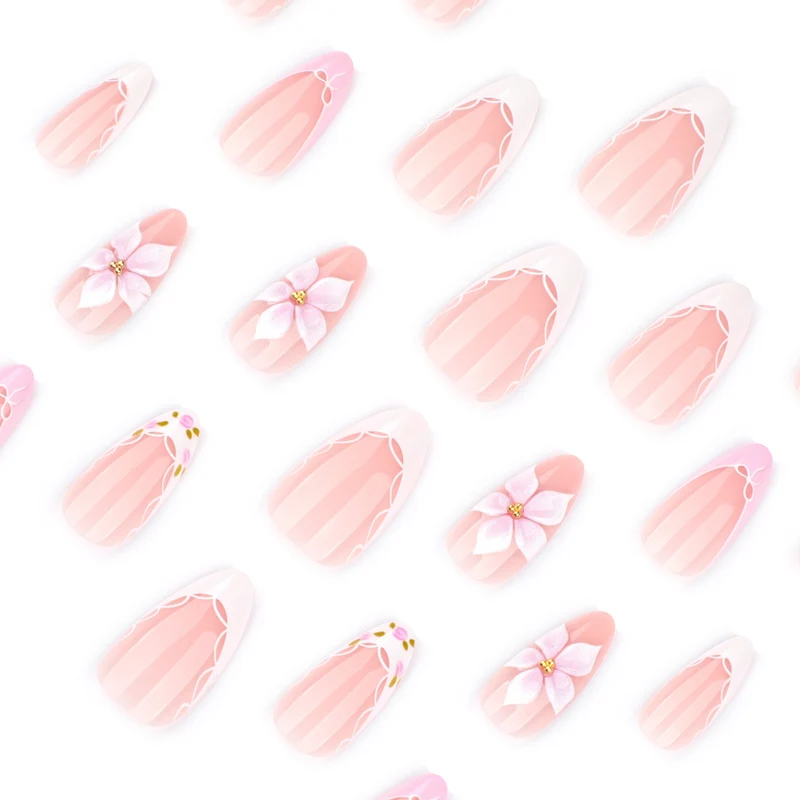 Kunstvolle Nagelverlängerungen mit zartem Blumenmuster und eleganten Akzenten Karnz
