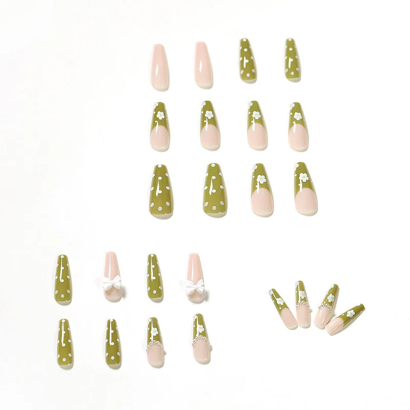 Kunstvolle Nagelverlängerungen mit zartem Blumendesign Karnz