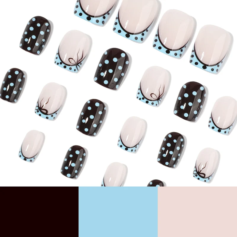 Kunstvolle Nagelverlängerungen mit verspielten Punkten und elegantem Design Karnz
