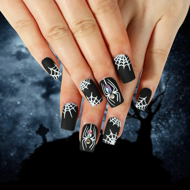 Kunstvolle Nagelverlängerungen mit Spinnen- und Spinnennetzdesign Karnz