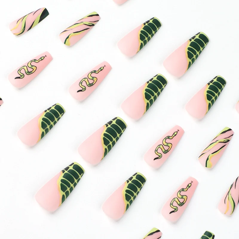 Kunstvolle Nagelverlängerungen mit Serpentinen-Design Karnz