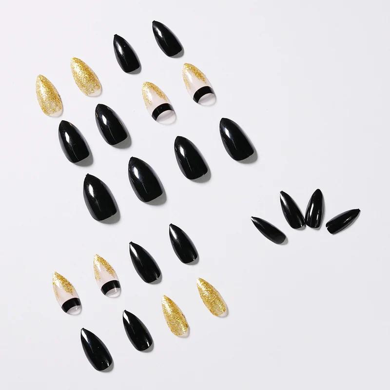 Kunstvolle Nagelverlängerungen mit schwarzem Glanz und eleganten Akzenten Karnz