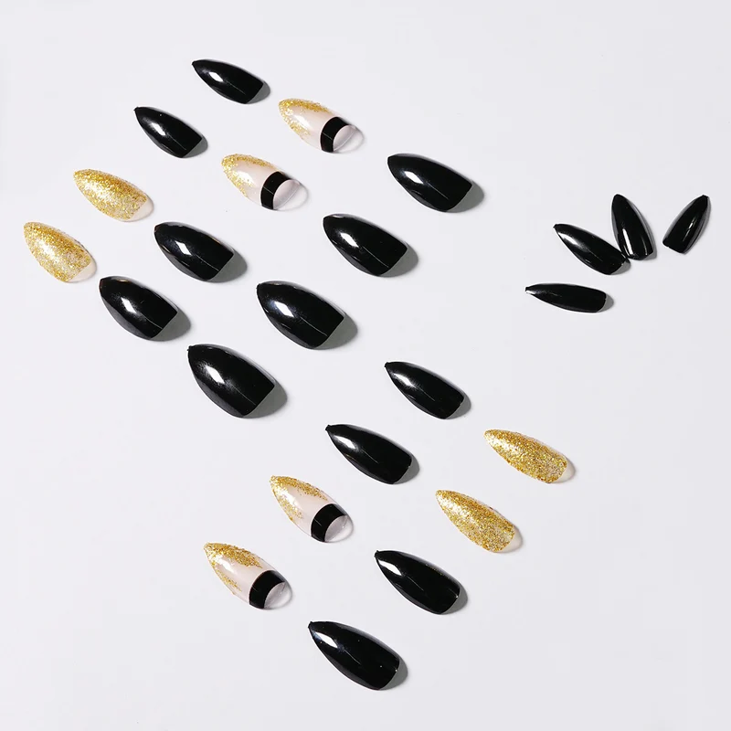 Kunstvolle Nagelverlängerungen mit schwarzem Glanz und eleganten Akzenten Karnz