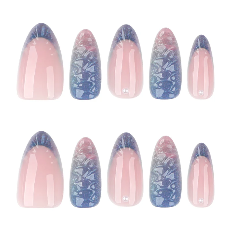 Kunstvolle Nagelverlängerungen mit schimmerndem Farbenspiel und glamourösen Akzenten Karnz