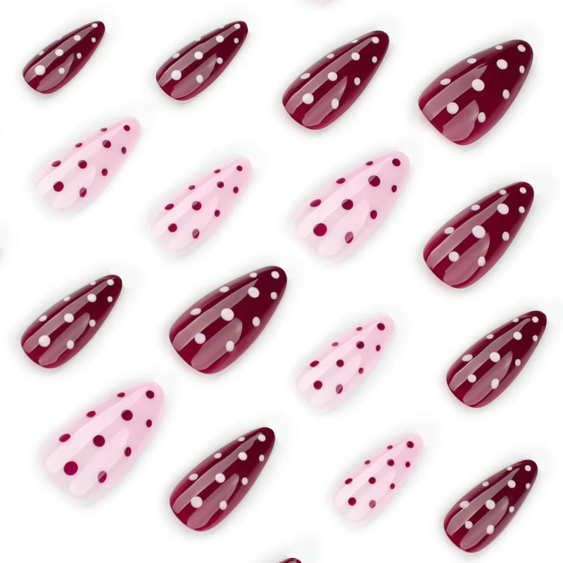 Kunstvolle Nagelverlängerungen mit Punkten und Eleganten Akzenten Karnz