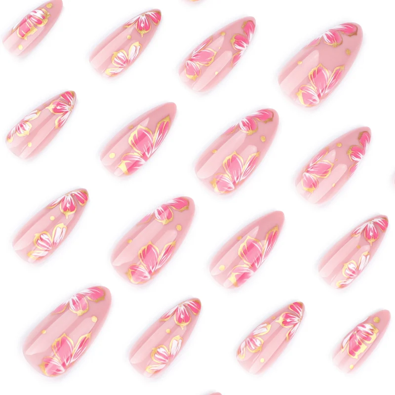 Kunstvolle Nagelkunst mit eleganten Blütenmotiven und Goldakzenten Karnz