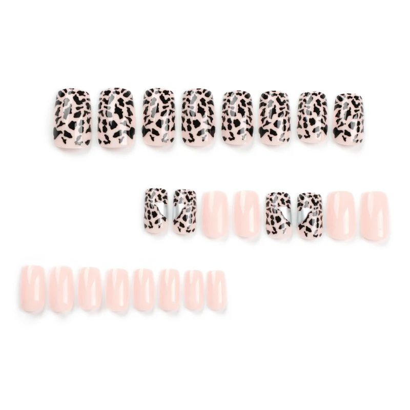 Kunstvolle Nagelkunst mit elegantem Tierdesign Karnz