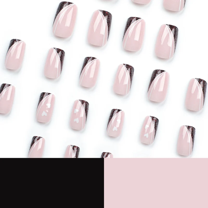 Kunstvolle Nagelkunst mit elegantem Glitter und Herzdesign Karnz