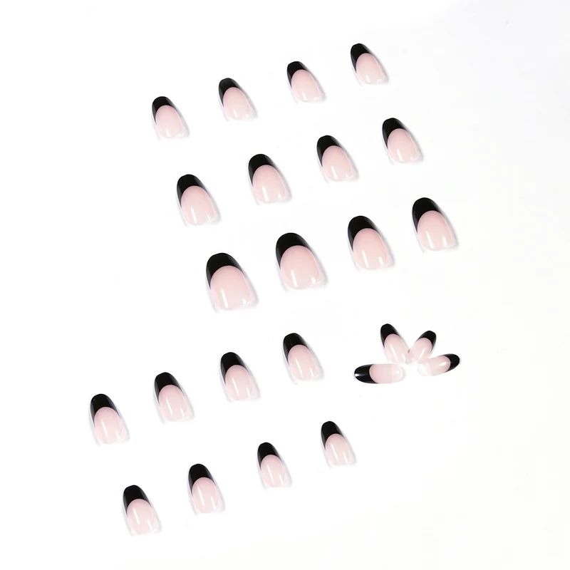 Kunstvolle Nagelkunst mit elegantem French-Tip Design Karnz