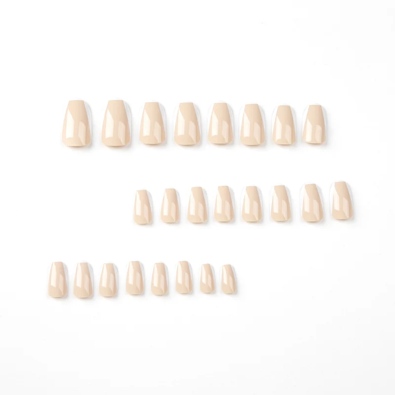Kunstvolle Nagelkunst mit elegantem French-Tip Karnz