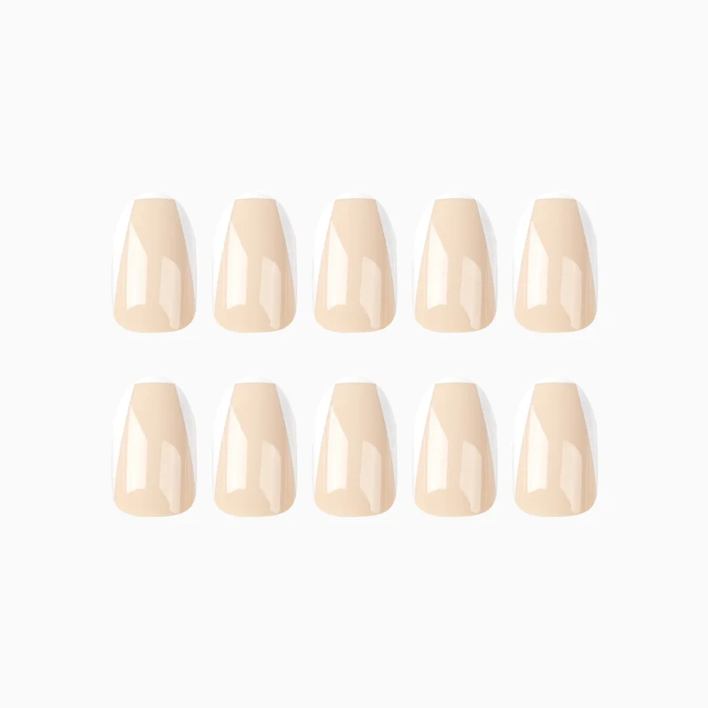 Kunstvolle Nagelkunst mit elegantem French-Tip Karnz
