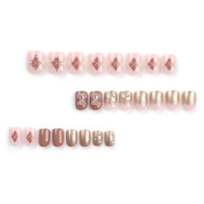 Kunstvolle Nagelkunst mit elegantem Blüten-Design und Glitzerakzenten Karnz