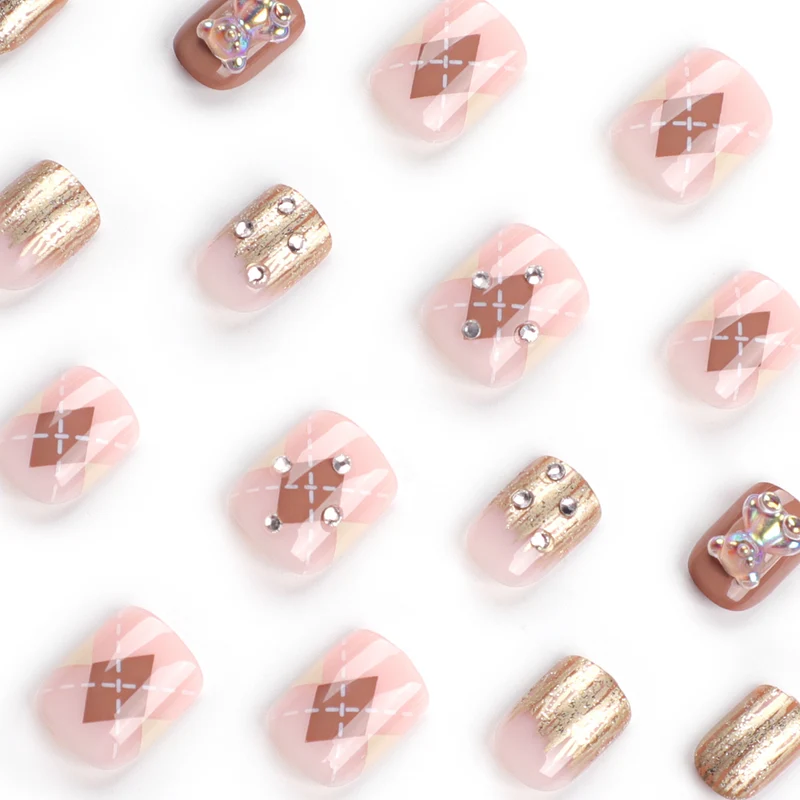 Kunstvolle Nagelkunst mit elegantem Blüten-Design und Glitzerakzenten Karnz