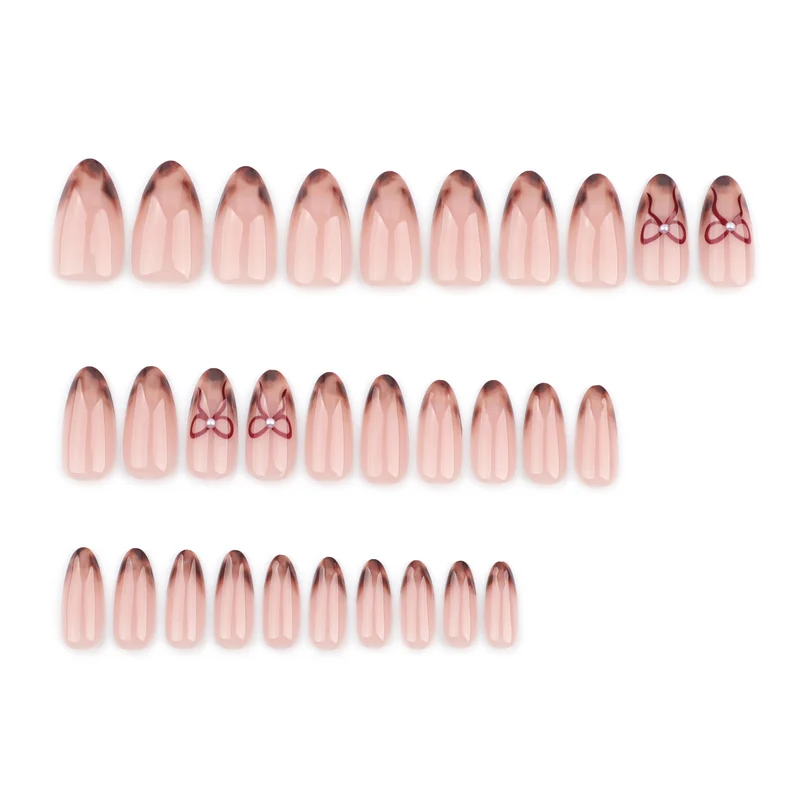 Kunstvolle Nagelkunst mit elegantem Blumenmotiv Karnz