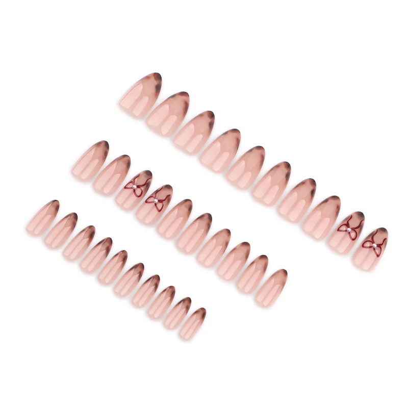 Kunstvolle Nagelkunst mit elegantem Blumenmotiv Karnz