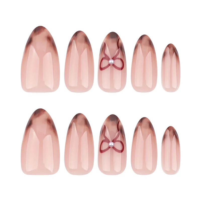 Kunstvolle Nagelkunst mit elegantem Blumenmotiv Karnz