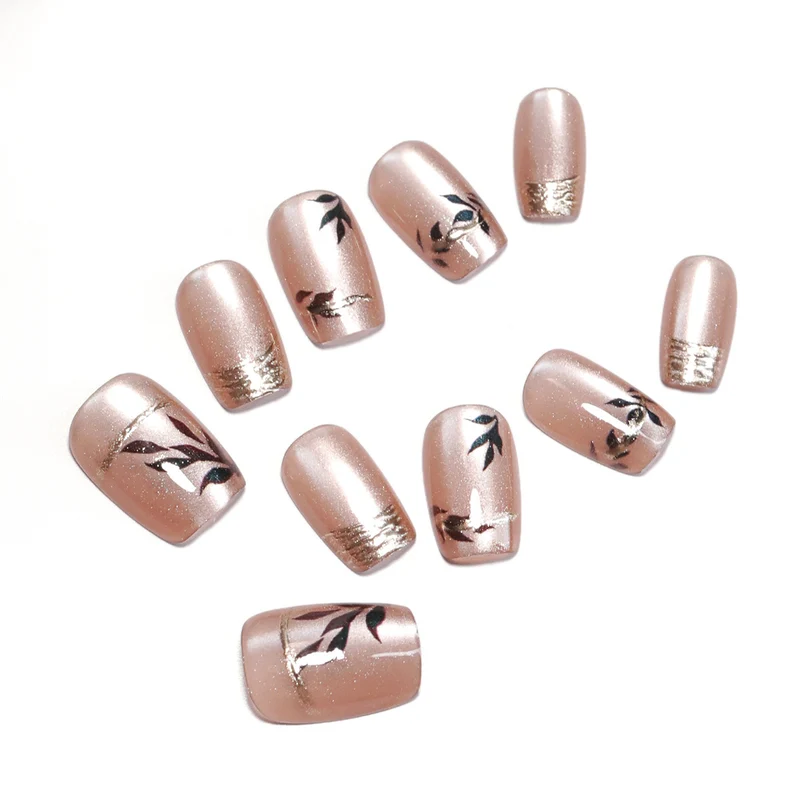 Kunstvolle Nagelkunst mit elegantem Blattdesign Karnz