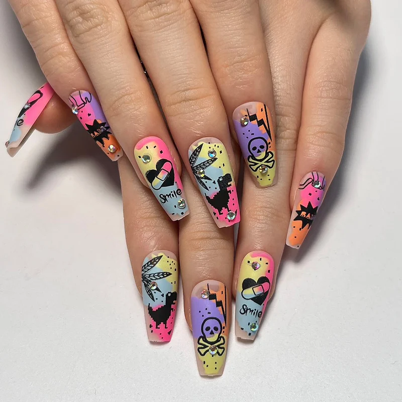 Kunstvolle Nagelkunst mit buntem Motiv und Glitzerverzierung Karnz
