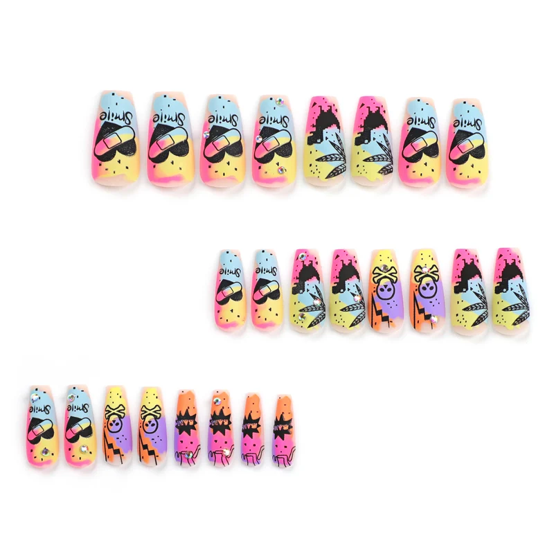 Kunstvolle Nagelkunst mit buntem Motiv und Glitzerverzierung Karnz