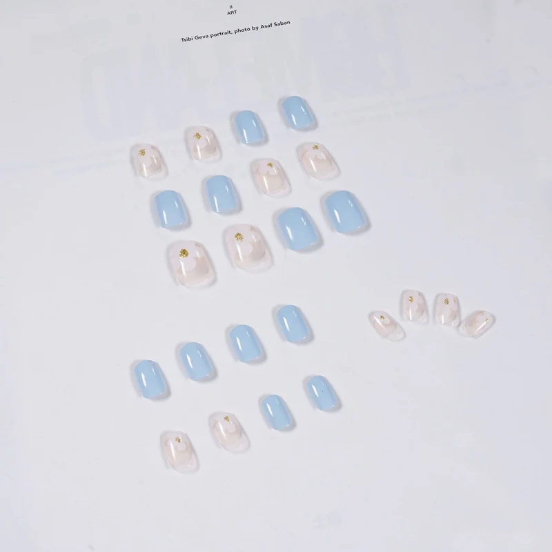 Kunstvolle Nagelkunst mit Blumenverzierung Karnz