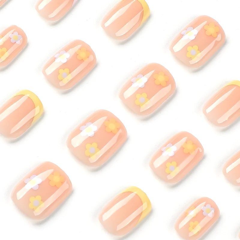 Kunstvolle Nagelkunst mit Blumenmotiv Karnz