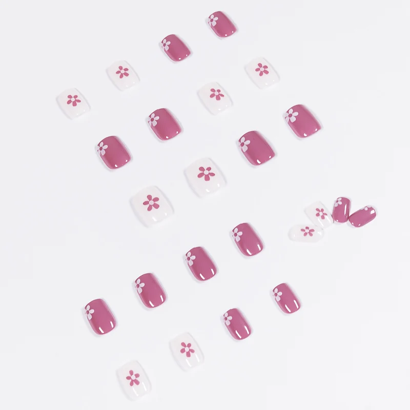 Kunstvolle Nagelkunst mit Blumenelementen Karnz