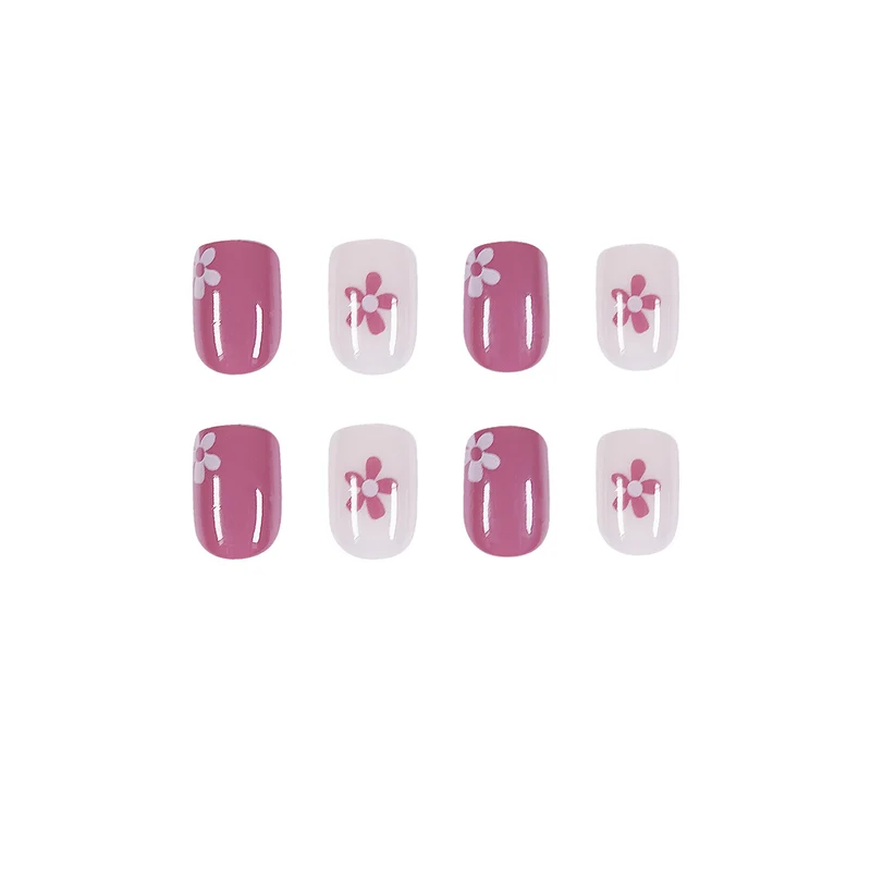 Kunstvolle Nagelkunst mit Blumenelementen Karnz