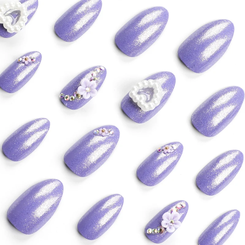 Kunstvolle Nagelkunst mit Blumen-Verzierungen Karnz