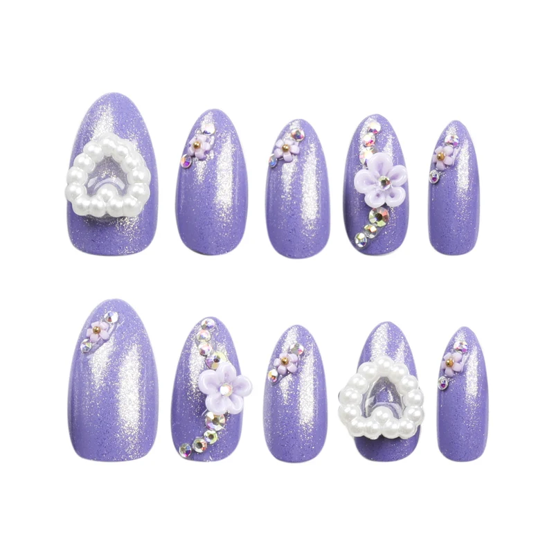 Kunstvolle Nagelkunst mit Blumen-Verzierungen Karnz