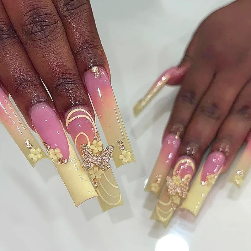 Kunstvolle Nagelkunst mit Blumen- und Schmetterlingsakzenten Karnz