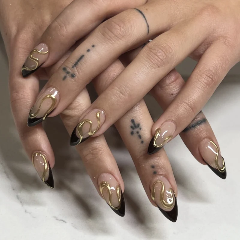 Kunstvolle Nagelkunst mit Blumen-Design und Blauem French Tip Karnz