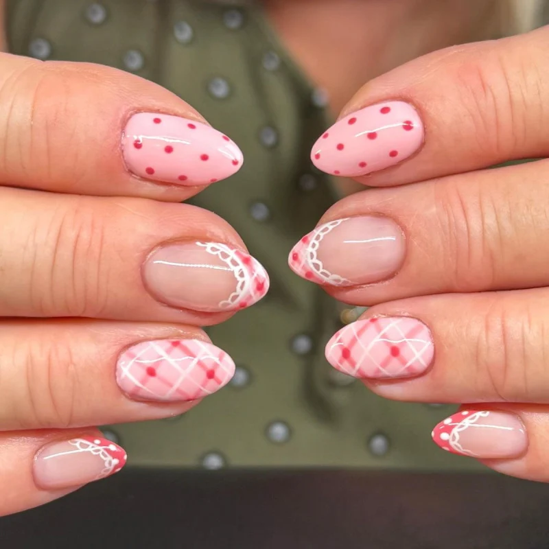 Kunstvolle Nagelkunst mit Blumen-Design und Blauem French Tip Karnz