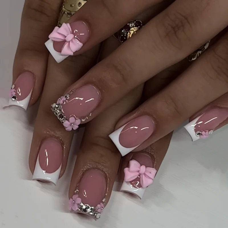Kunstvolle Nagelkunst mit Blumen-Design und Blauem French Tip Karnz