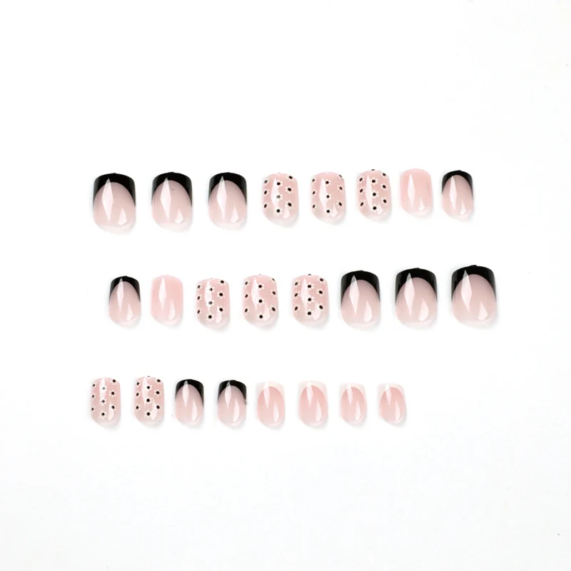 Kunstvolle Nagelkunst mit Blumen-Design Karnz