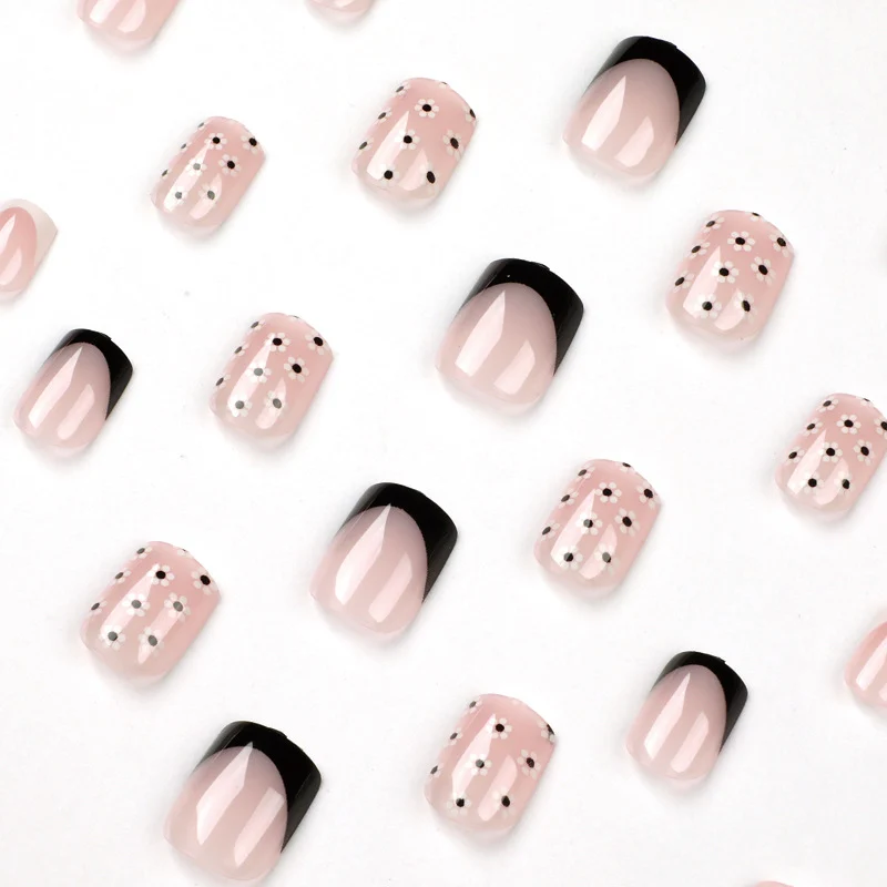 Kunstvolle Nagelkunst mit Blumen-Design Karnz