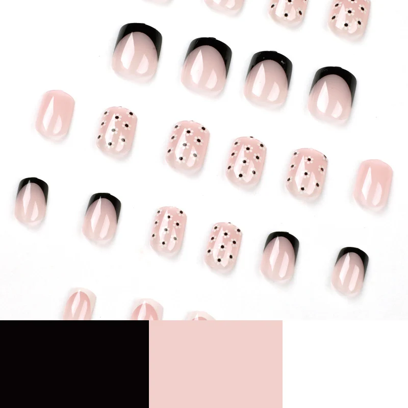Kunstvolle Nagelkunst mit Blumen-Design Karnz
