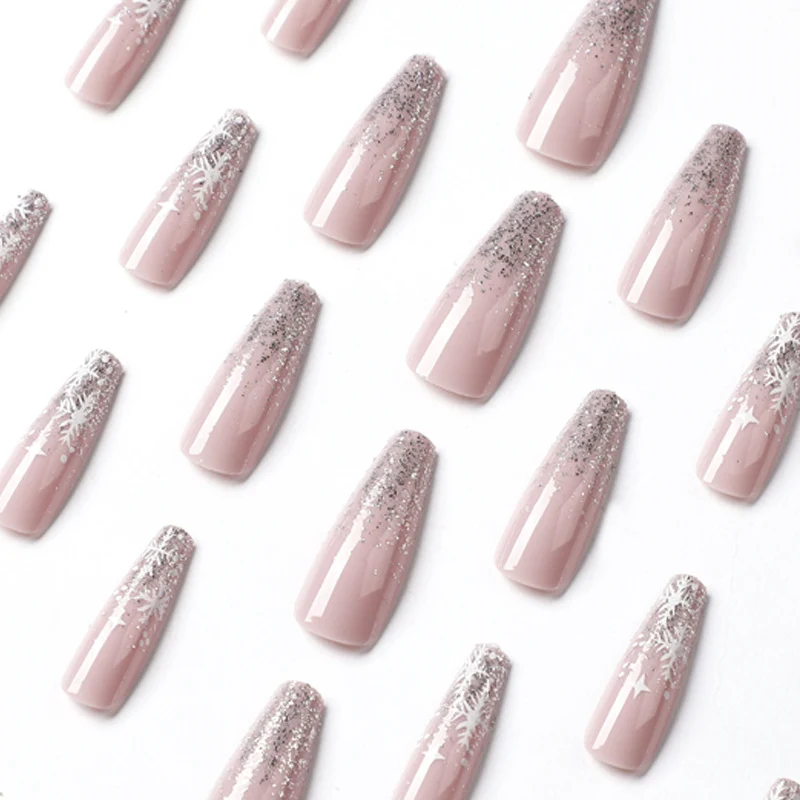 Kunstvolle Nagelkunst im Winterdesign mit Glitzer und Schneeflocken Karnz