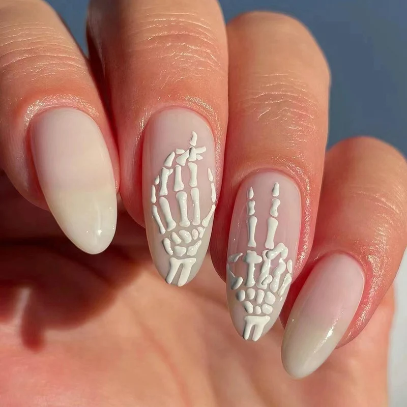 Kunstvolle Nagelkunst im Skelett-Motiv Karnz