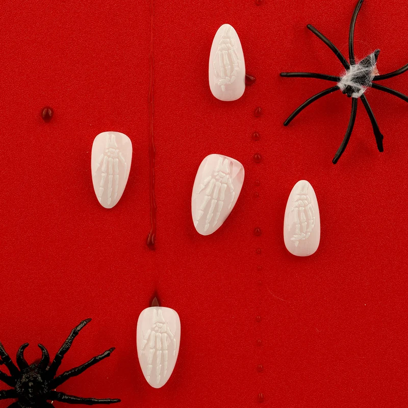 Kunstvolle Nagelkunst im Skelett-Motiv Karnz