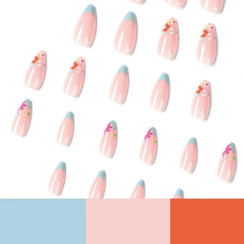 Kunstvolle Nagelkunst im modernen floralen Design Karnz