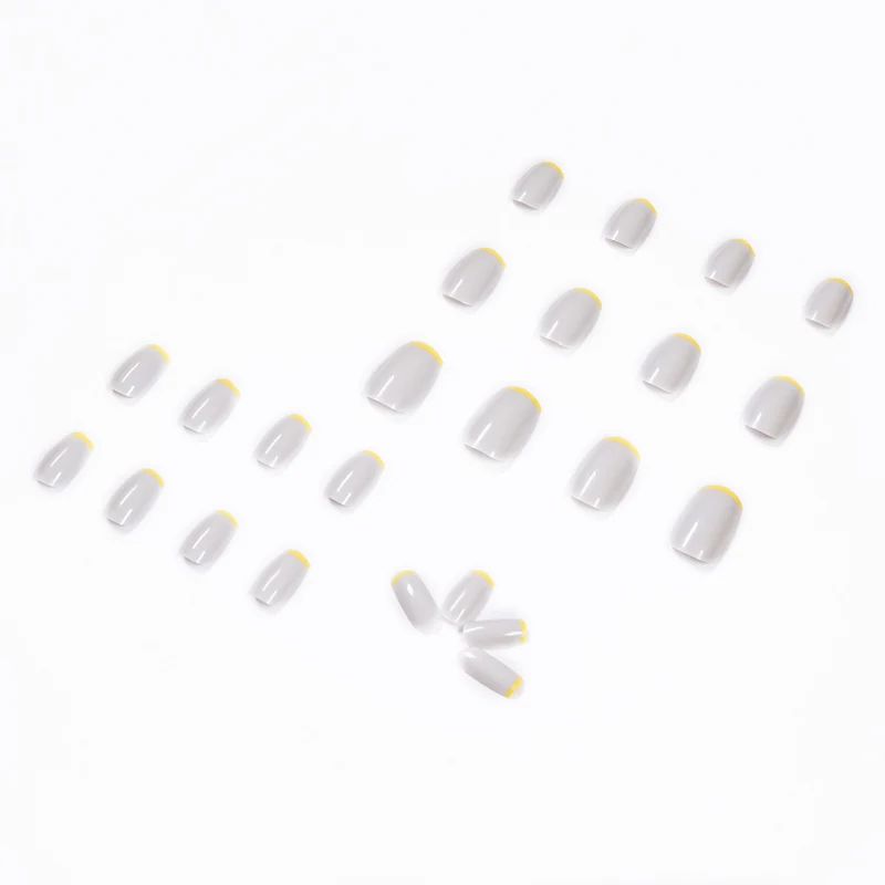 Kunstvolle Nagelverlängerungen mit modernem French-Tip Design Karnz