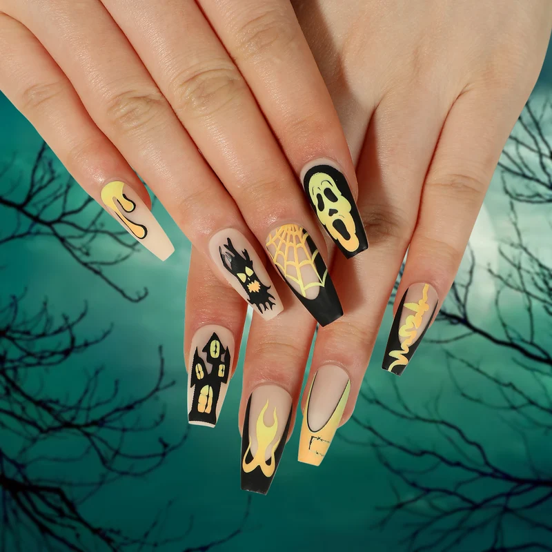 Kunstvolle Nagelverlängerungen mit kreativen Augen-Design Karnz