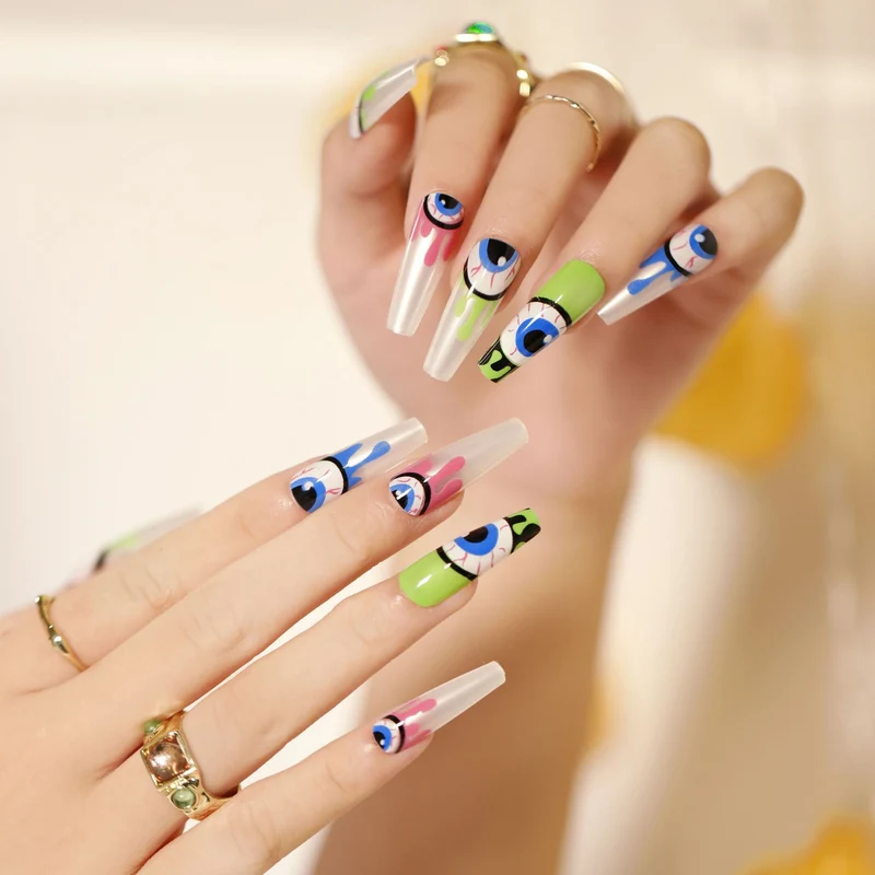 Kunstvolle Nagelverlängerungen mit kreativen Augen-Design Karnz