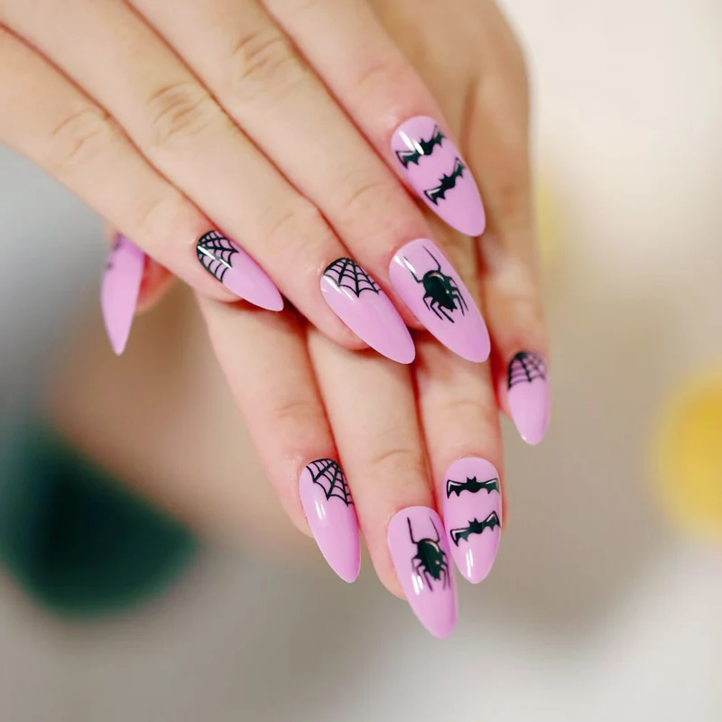 Kunstvolle Nagelverlängerungen mit kreativen Augen-Design Karnz