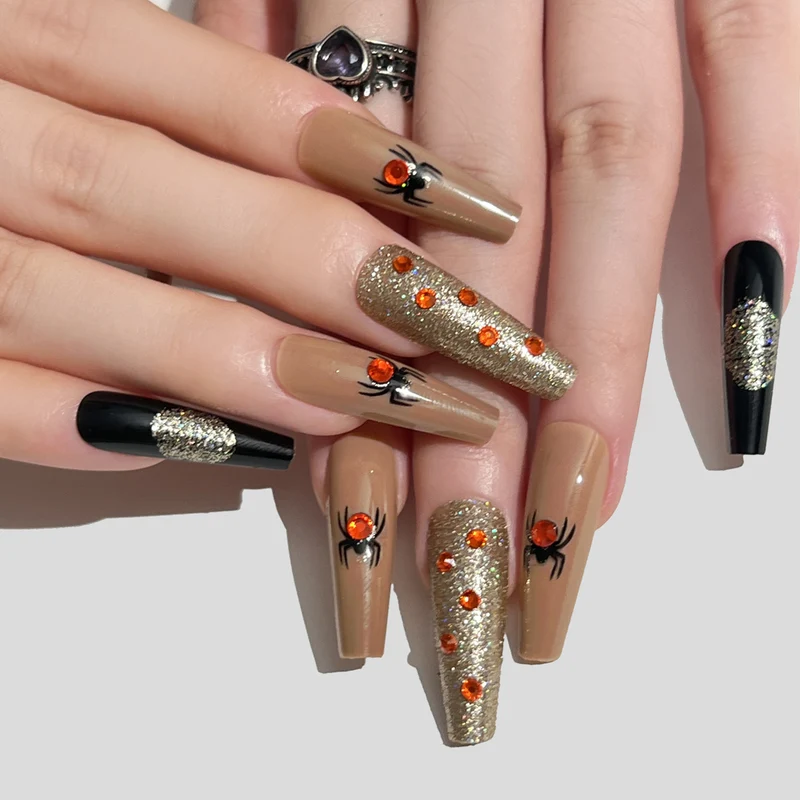 Kunstvolle Nagelverlängerungen mit kreativen Augen-Design Karnz