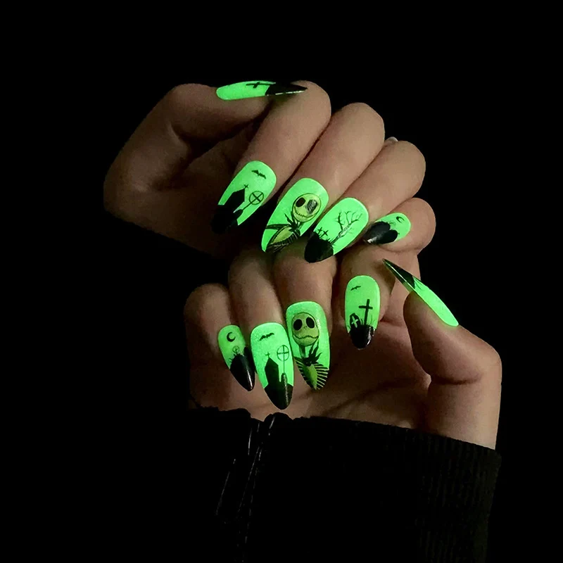 Kunstvolle Nagelverlängerungen mit kreativen Augen-Design Karnz