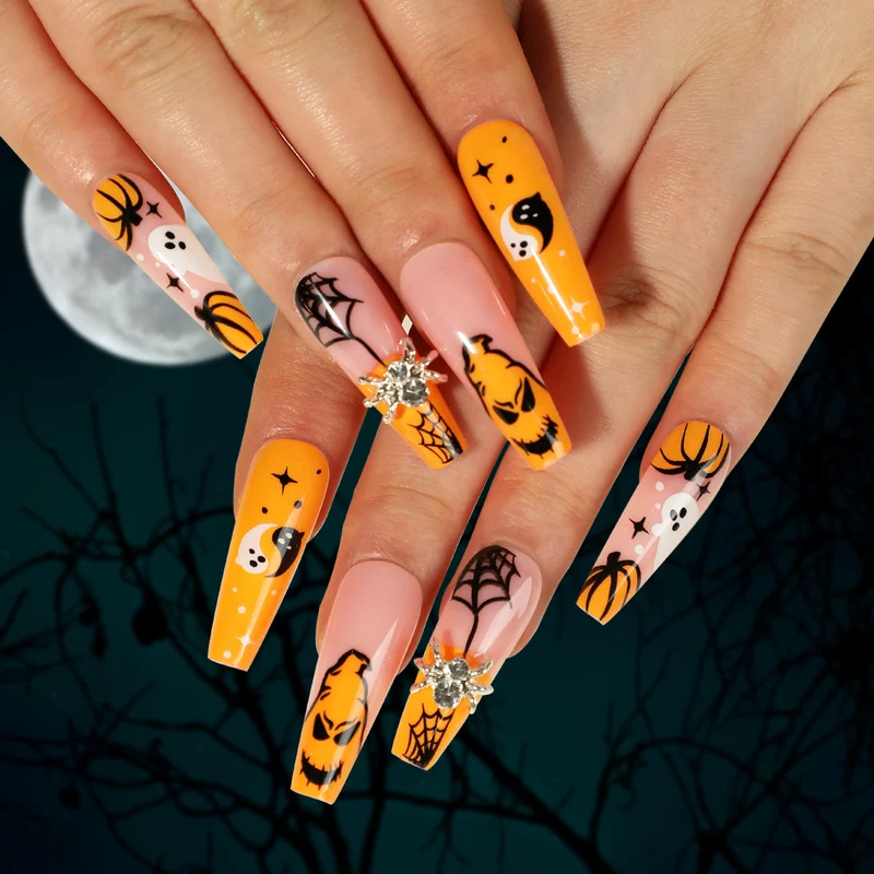 Kunstvolle Nagelverlängerungen mit kreativen Augen-Design Karnz