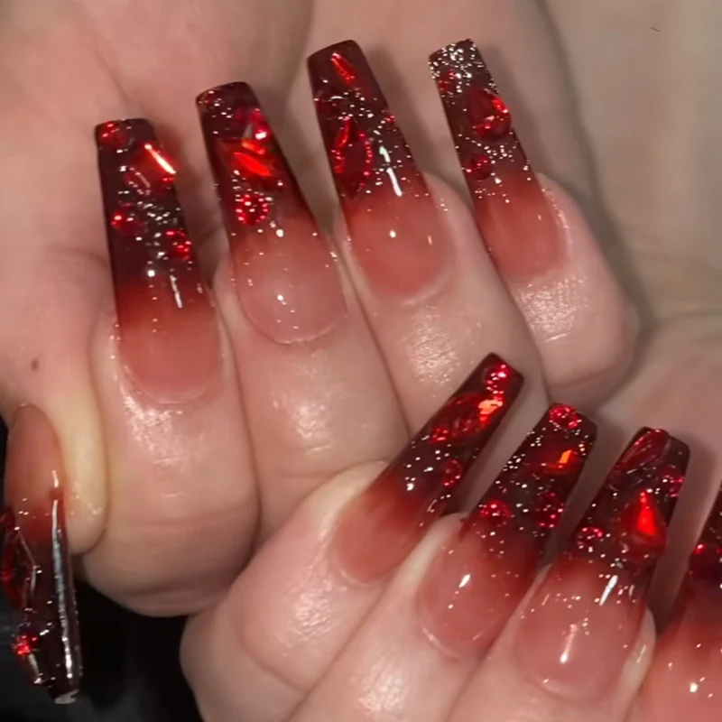 Kunstvolle Nagelverlängerungen mit kreativen Augen-Design Karnz