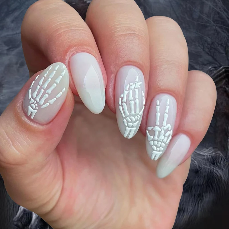 Kunstvolle Nagelverlängerungen mit kreativen Augen-Design Karnz