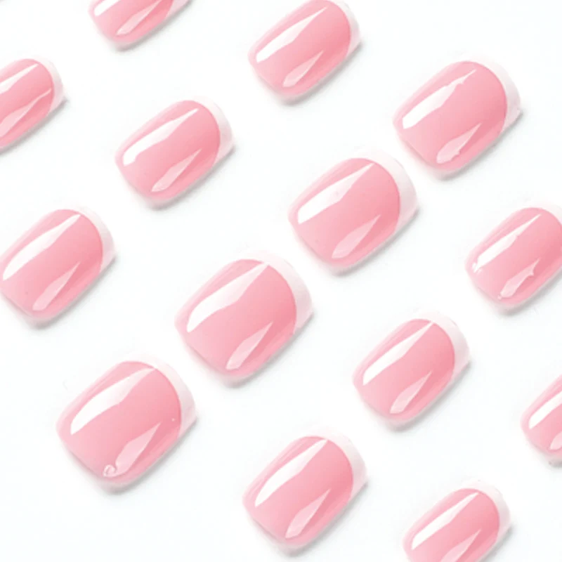 Kunstvolle Nagelverlängerungen mit klassischem französischen Design Karnz